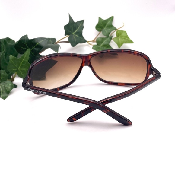 Steve Madden Tortoise Shell Pattern Sunglasses - Picture 3 of 3